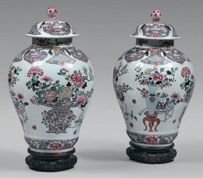 Paire de potiches couvertes en porcelaine...