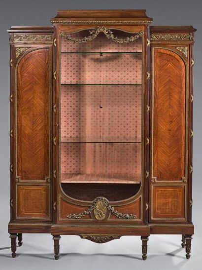 Armoire vitrine en acajou, à ressaut central...