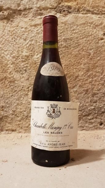 Ensemble de cinq bouteilles:
- Une bouteille....