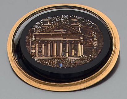 Broche ovale et paire de dormeuses en or...
