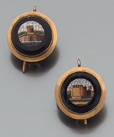 Broche ovale et paire de dormeuses en or...