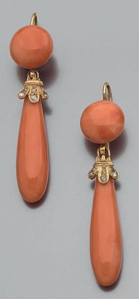Paire de pendants d'oreilles en or jaune...