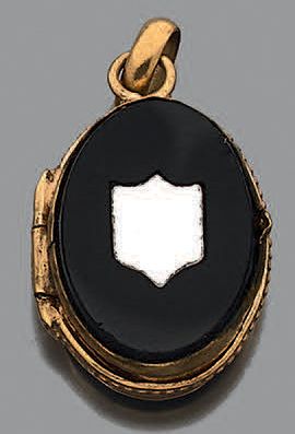 Deux médaillons pendentifs ovales en or jaune...