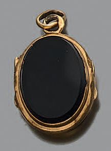 Deux médaillons pendentifs ovales en or jaune...