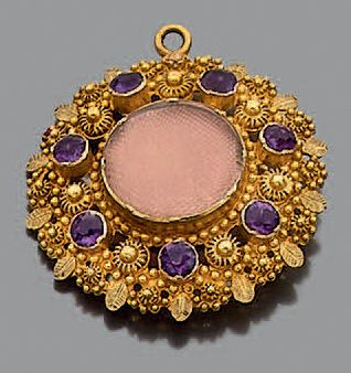 Pendentif médaillon et broche en or jaune...