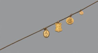 Quatre médailles religieuses et chaîne de...