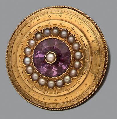 Broche ronde en or jaune 18K (750) ciselé...