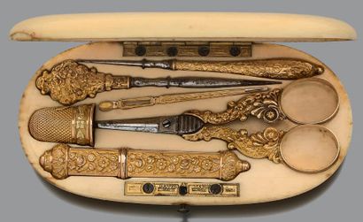 Nécessaire à couture en or jaune 18K (750)...