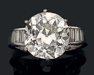 Bague en or gris 18K (750) et platine ornée...