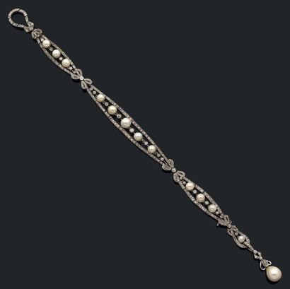 Bracelet souple en platine à trois entrelacs...