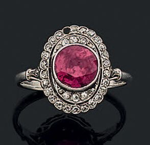 Bague en platine ornée en serti clos d'un...