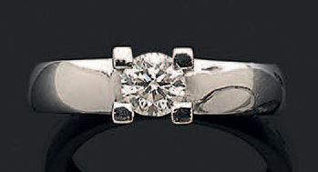 Bague demi-jonc en or gris 18K (750) orné...
