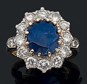 Bague en or jaune 18K (750) et platine, ornée...