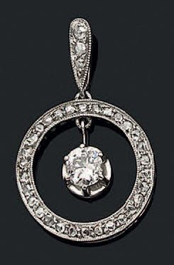 Pendentif en platine orné d'un diamant demi-taille...