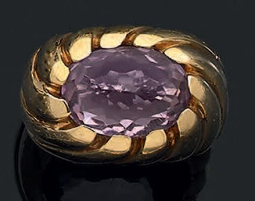 Bague en or jaune 18K (750) godronné, ornée...