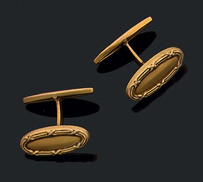 Paire de boutons de manchettes à motifs ovales...