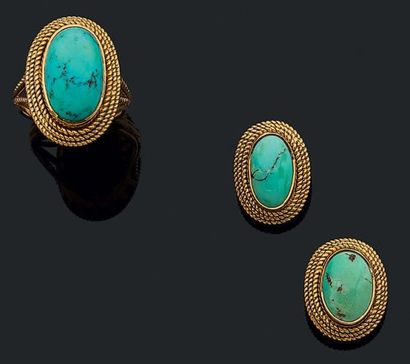 Bague et paire de clips d'oreilles en or...
