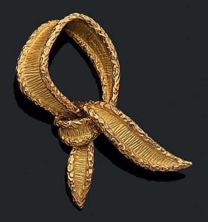 Broche en or jaune 18K (750) fait d'un ruban...