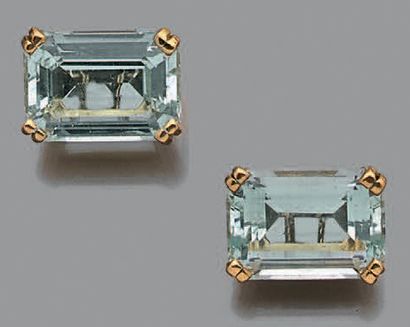 Deux paires de clips d'oreilles en or jaune...