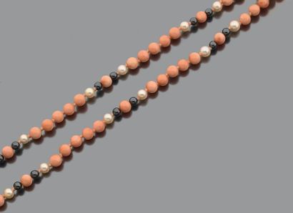 Sautoir de boules de corail coupé de perles...