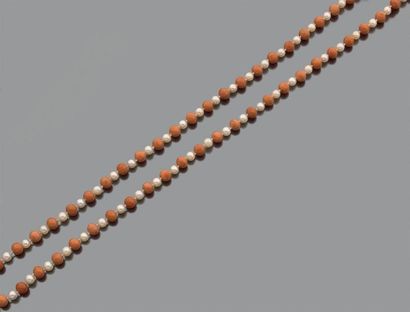 Sautoir de billes de corail intercalées de...