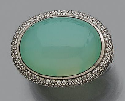 Bague à monture en argent de forme ovale...