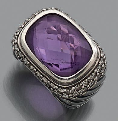 Bague à monture torsadée en argent ornée...