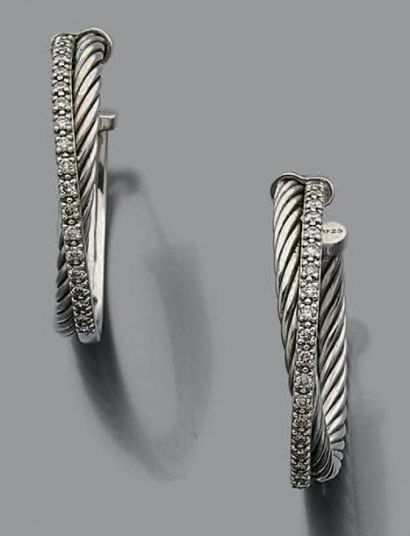 Paire de boucles d'oreille créole en or gris...