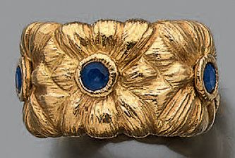 Large anneau en or jaune 18K (750) ciselé...