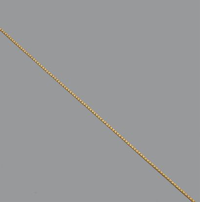 Collier en or jaune 18K (750) à section carré.
Long.:...