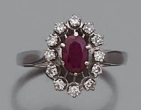 Bague en or gris 18K (750) ornée d'un rubis...