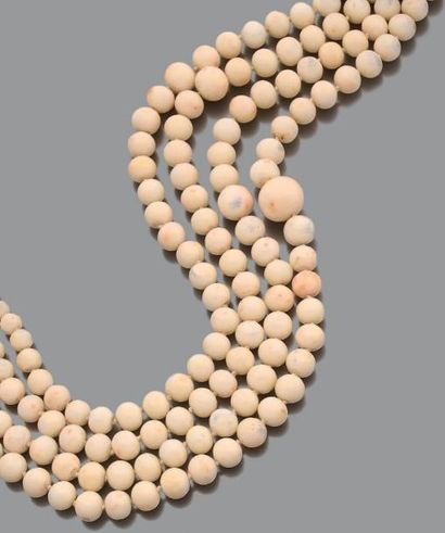 Collier de quatre rangs de billes de corail...