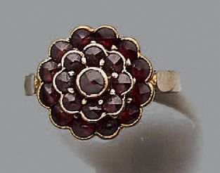 Bague en or jaune 18K (750) à motif rosace...