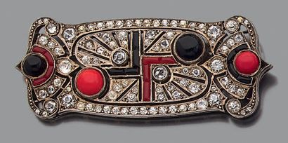 Broche plaque à monture ajourée en argent,...