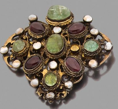 Broche à monture en métal doré ajourée, ornée...