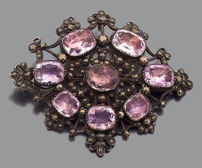 Broche à monture ajourée en argent ornée...
