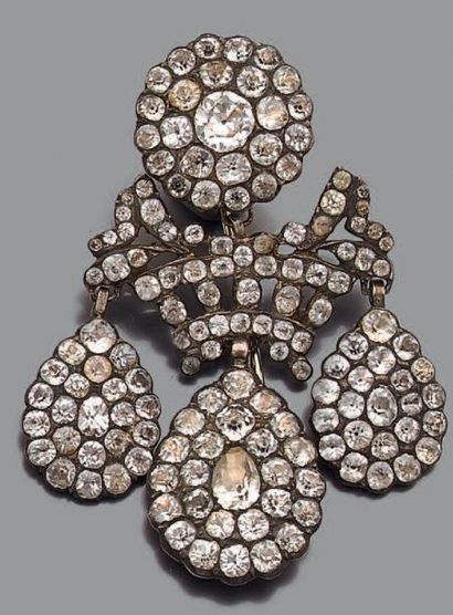 Broche de revers en argent, ornée de strass,...