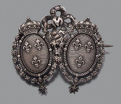 Broche en argent, aux armes de France symbolisées...