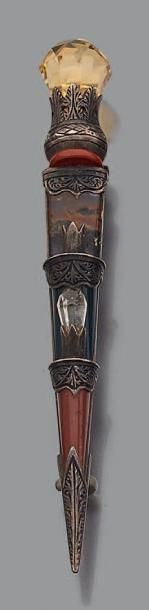 Broche en argent, figurant un carquois orné...