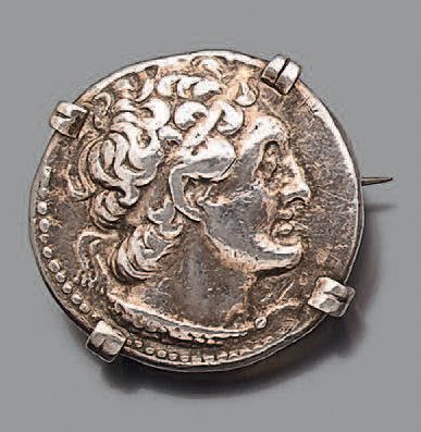 Broche à monture ronde en argent ornée d'une...