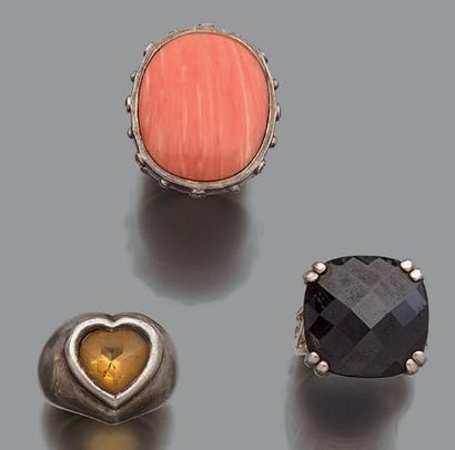 Ensemble de quatre bagues à monture en argent:...