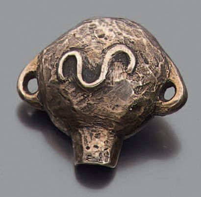 Petite broche en argent doré figurant un...