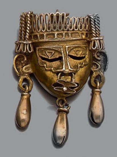 Petite broche en argent doré figurant un...