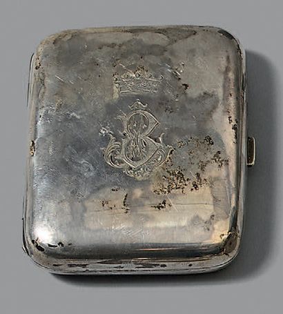 Etui de forme légèrement bombée en argent...