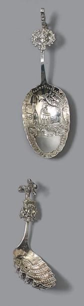 Deux cuillers à thé en argent à décor au...