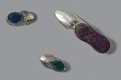 Trois porte-aiguilles figurant des souliers:
-...