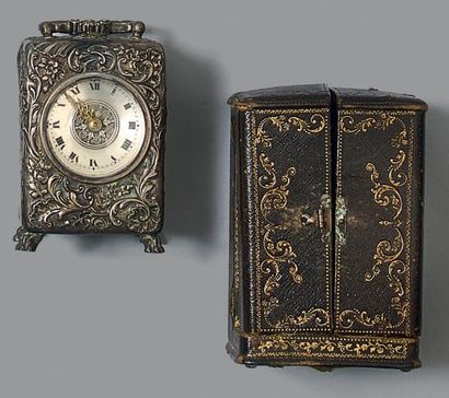 Pendulette de chevet en argent ciselé au...