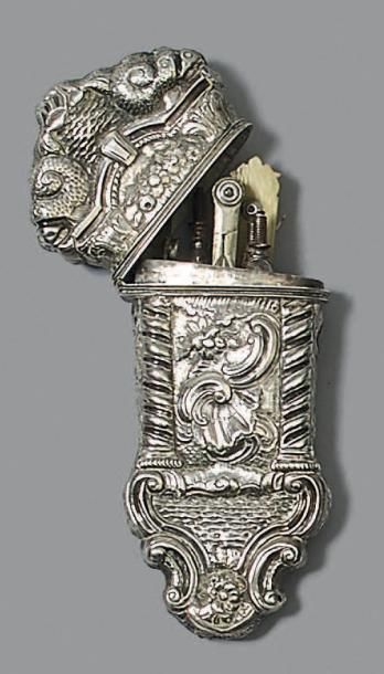 Etui nécessaire en argent à décor rocaille...