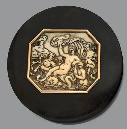 Boîte ronde en écaille brune ornée d'une...