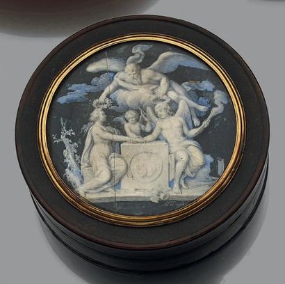 Boîte ronde en écaille brune ornée d'une...